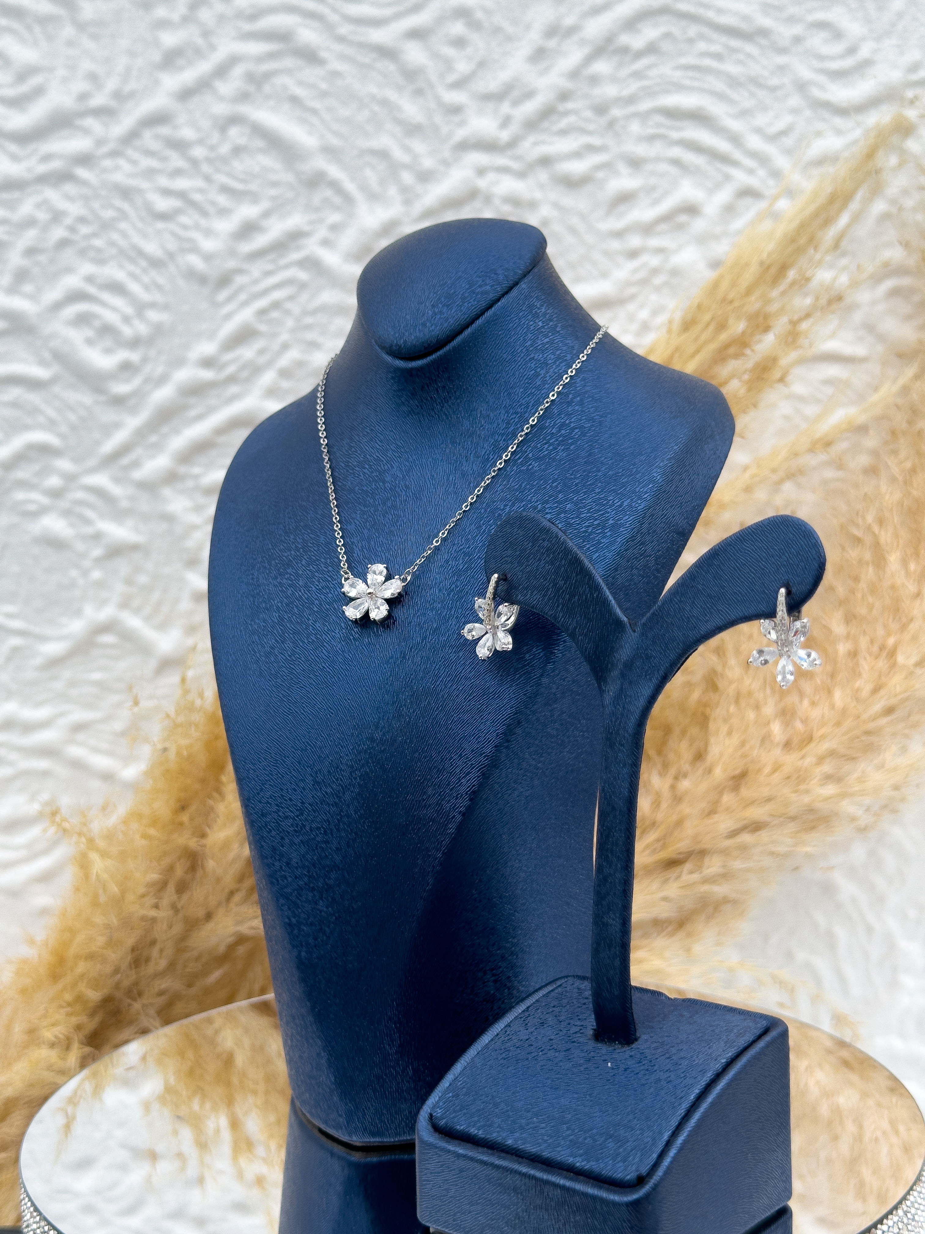 925 Ayar Gümüş Lotus Modeli Zarif Kolye & Küpe 2’li Set – Özel Hediye